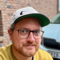 Martin schaut in die Kamera.