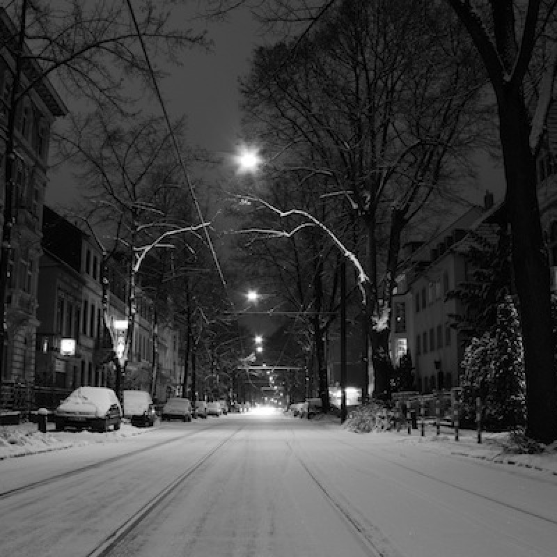 Kölnstraße im Schnee. Bei Nacht.