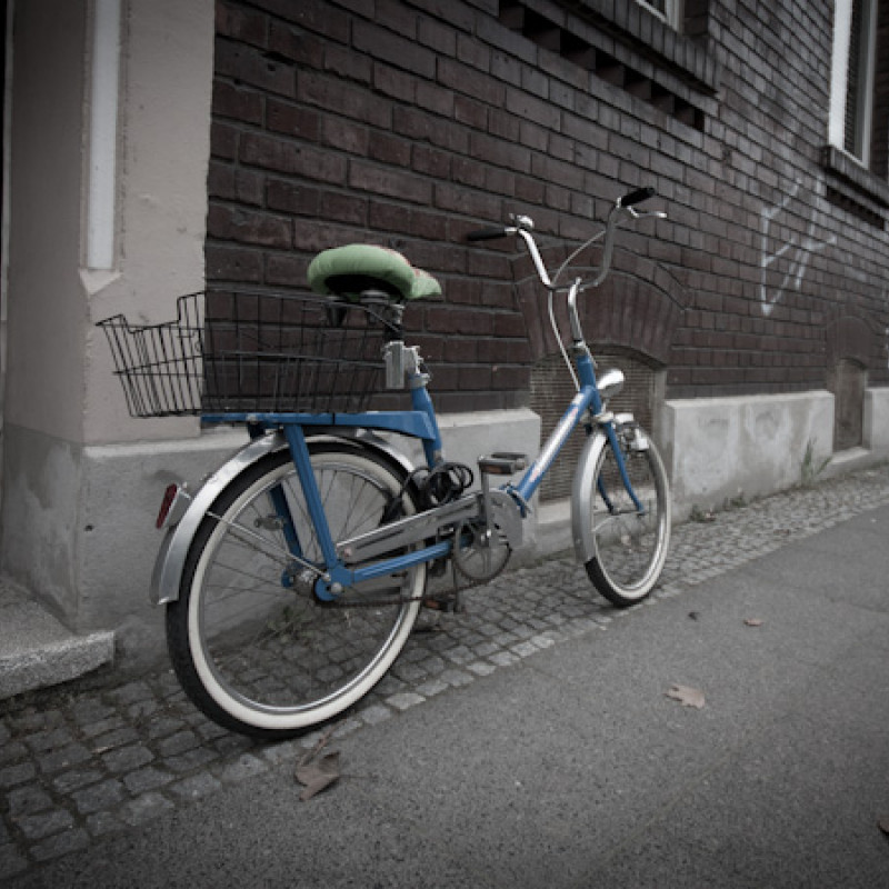 Die Beschriftung dieses Bildes lautet Blaues Fahrrad.Und das alles, ohne beim Schreiben des Eintrages viel Aufwand zu haben.