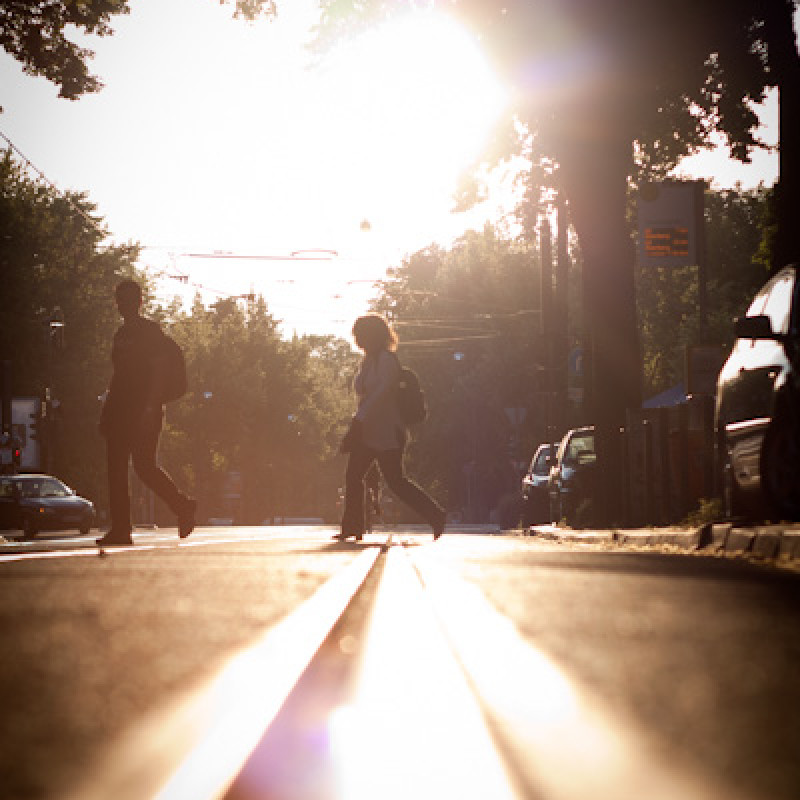 Menschen die die Straße überqueren