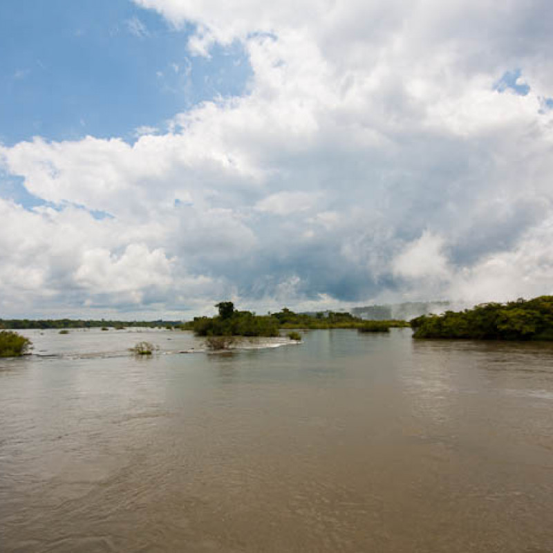 Viel Wasser am Rand der Wasserfälle