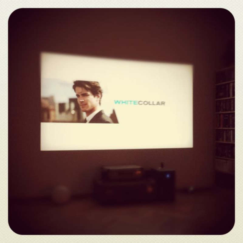 White Collar an der Wand