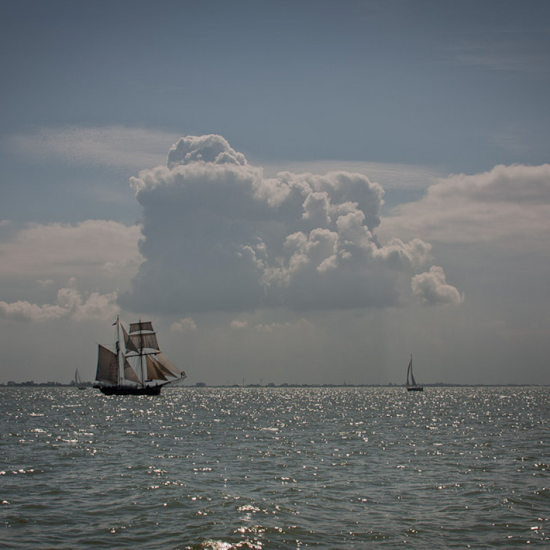 Ein Schiff auf dem Meer