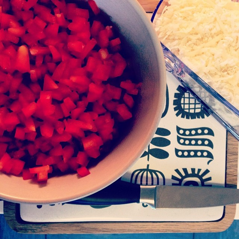 Bin Paprika-Schnibbler und Parmesan-Reiber.