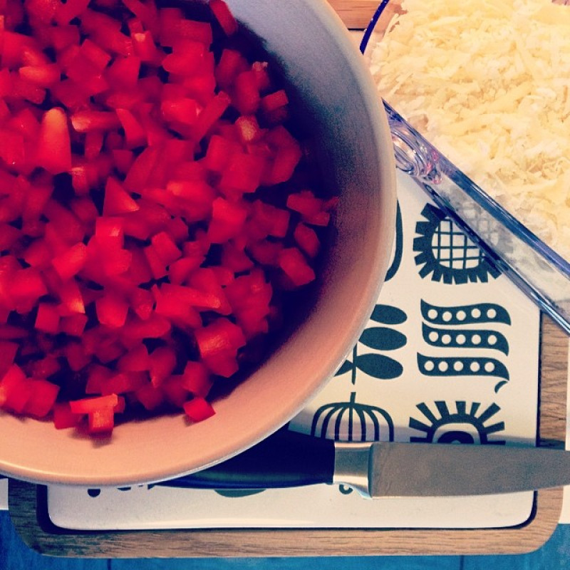 Bin Paprika-Schnibbler und Parmesan-Reiber.