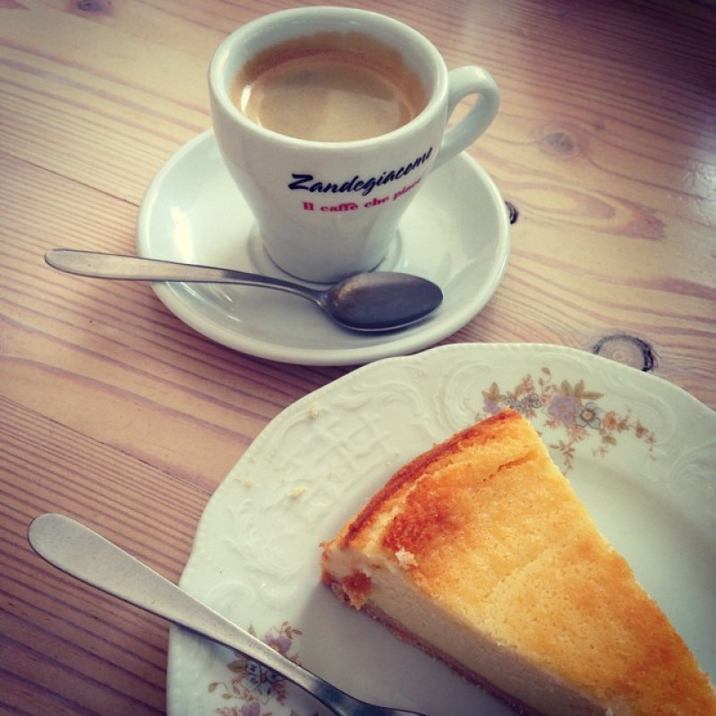 "Kaffee und Käsekuchen ist hier ja auch Standard." — Bin scheinbar doch irgendwie normal.