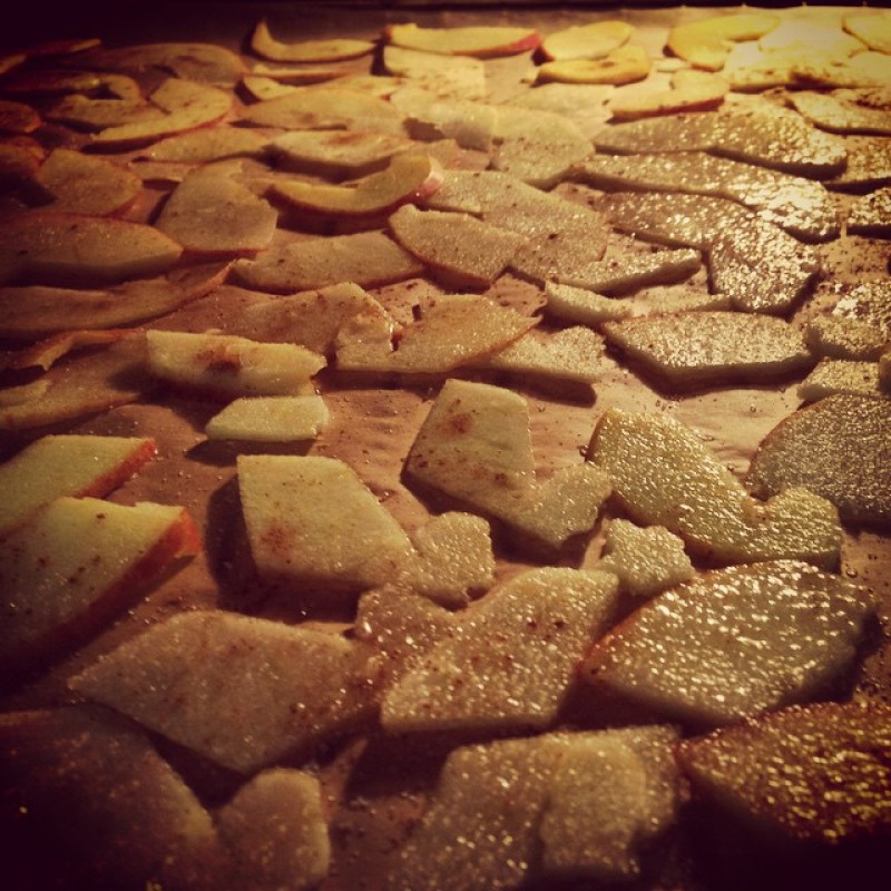 Apfel-Chips in the making.
