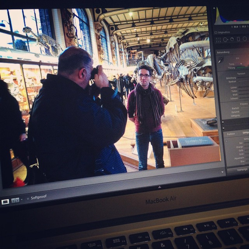 Ich bearbeite Bilder auf denen ich Menschen beim Fotografieren fotografierte. Das ist sehr meta.