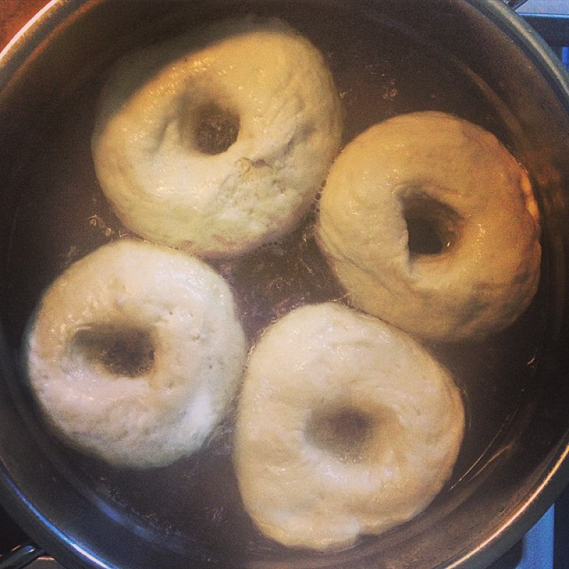 TIL: Bagel muss man vor dem Backen kochen. Verrückte Welt!