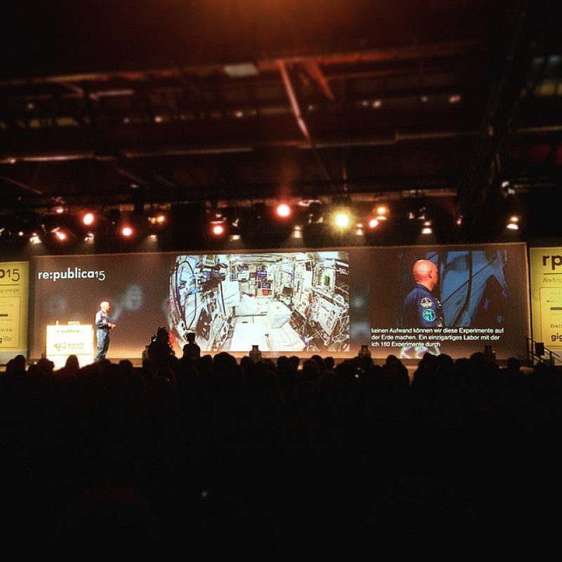 Auf der Bühne: Alexander Gerst, Raumfahrer. Super spannend! #rp15 #astronaut #bühne #berlin #republica #spaceman #iss #weltraum #space #weltraum #vortrag #bilder #mega