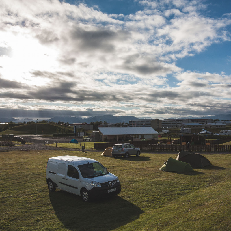 Campervan auf Campingplatz.