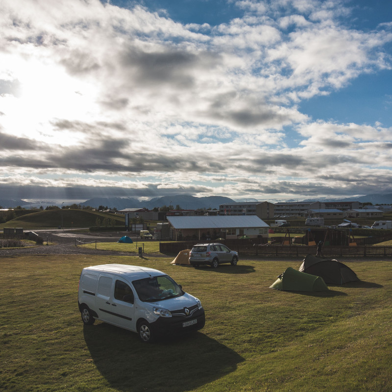 Campervan auf Campingplatz.