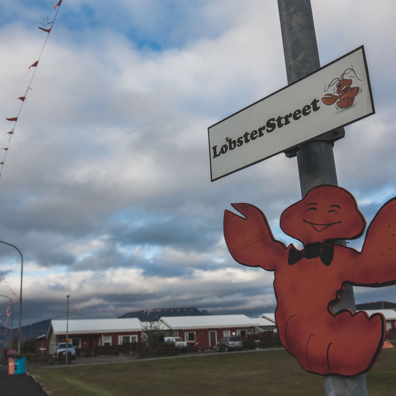 Ein Schild: Lobster Street, illustriert mit einer Comic-Krabbe.