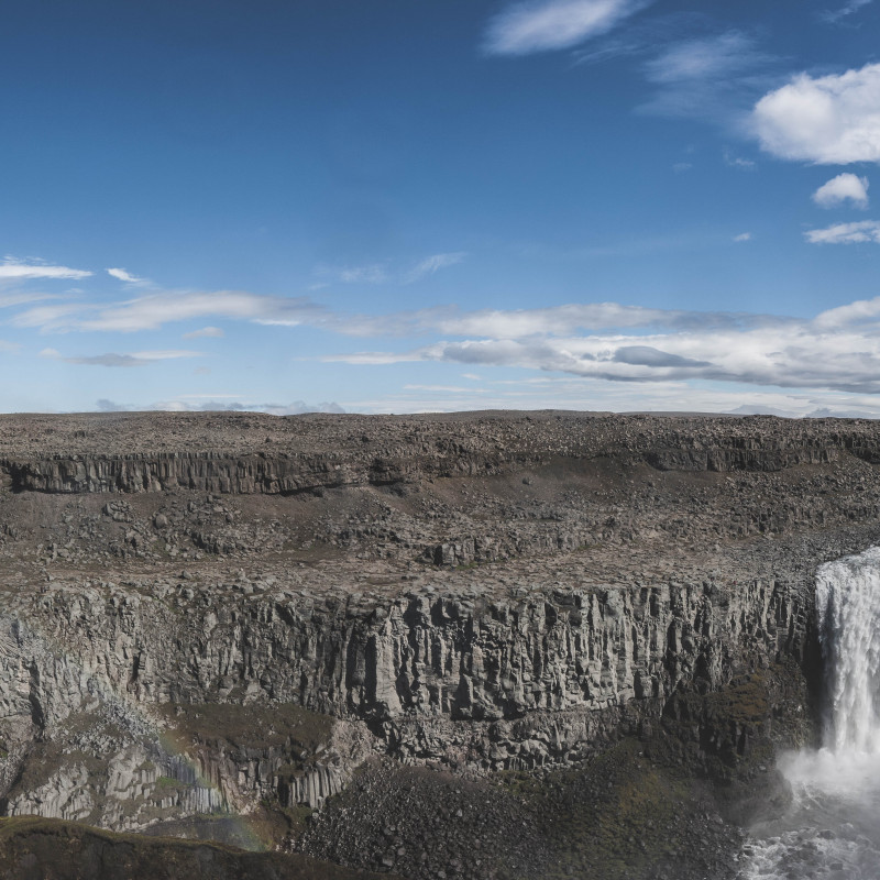 Panorama mit Wasserfall.