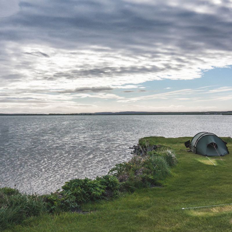 Ein Zelt am Rand des Sees.