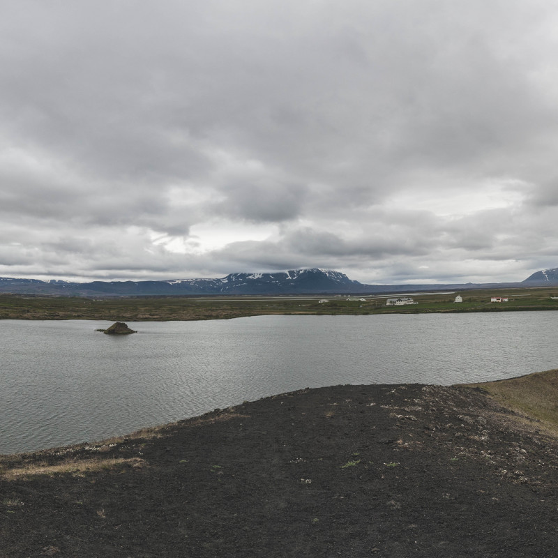 Panorama einer Landschaft aus Kratern und Seen.