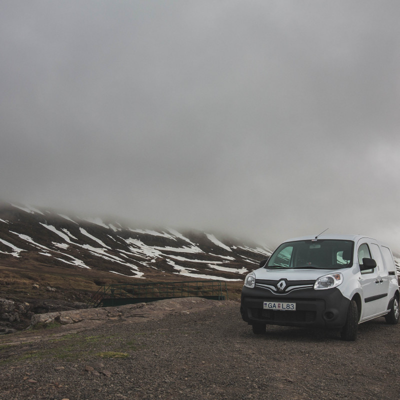 Campervan im Nebel.