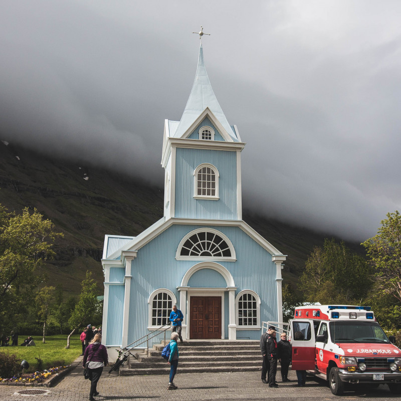 Eine hölzerne Kirche.
