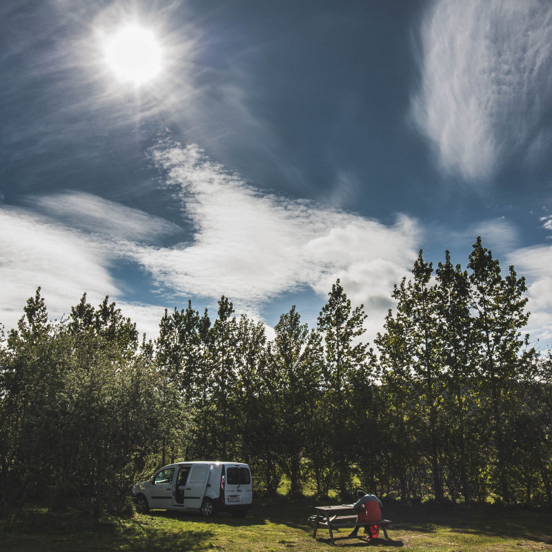 Campingplatz im Sonnenschein.