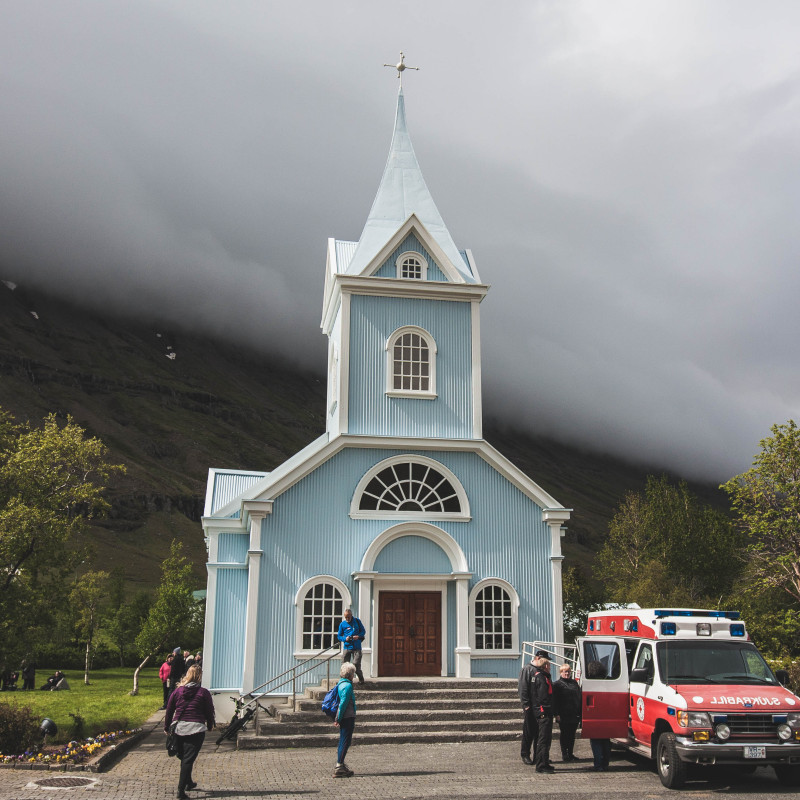 Eine hölzerne Kirche.