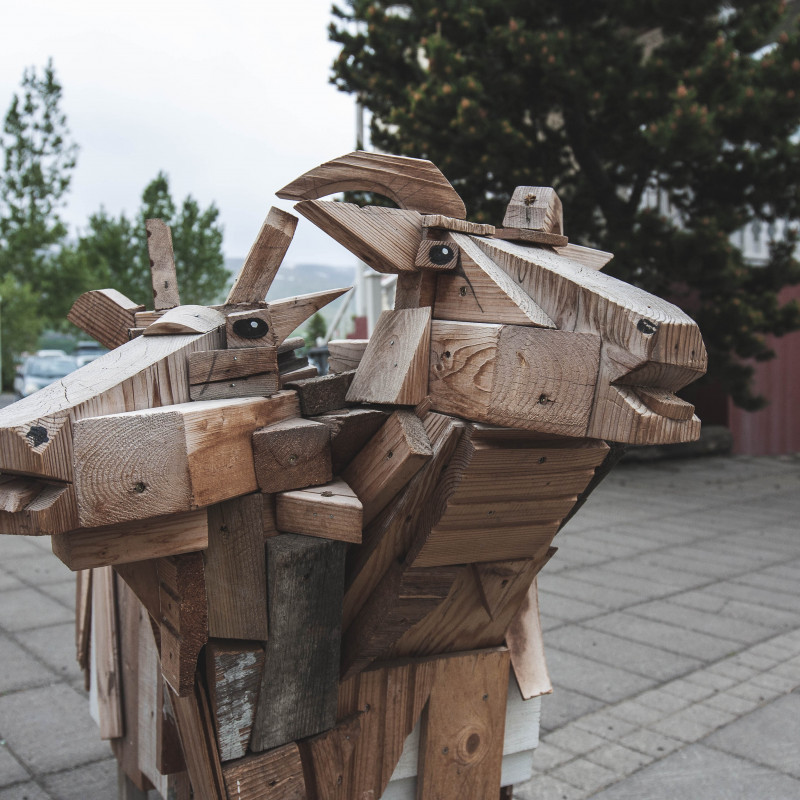 Ziegenböcke aus Holz.