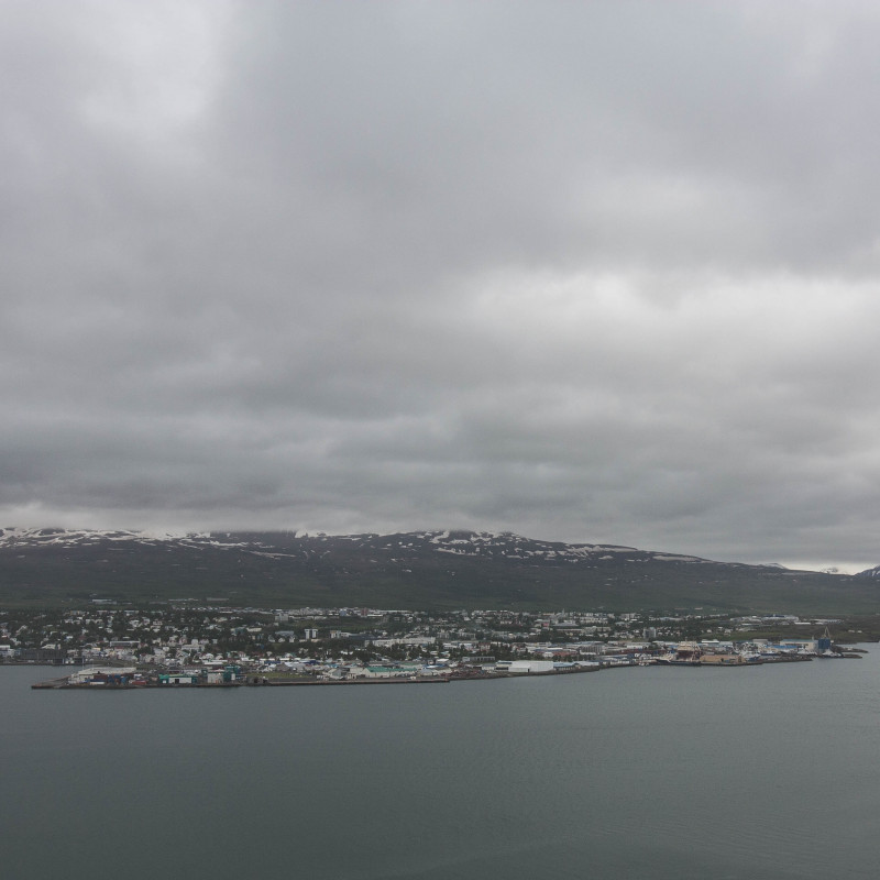 Blick auf eine Stadt auf der anderen Seite des Fjords.