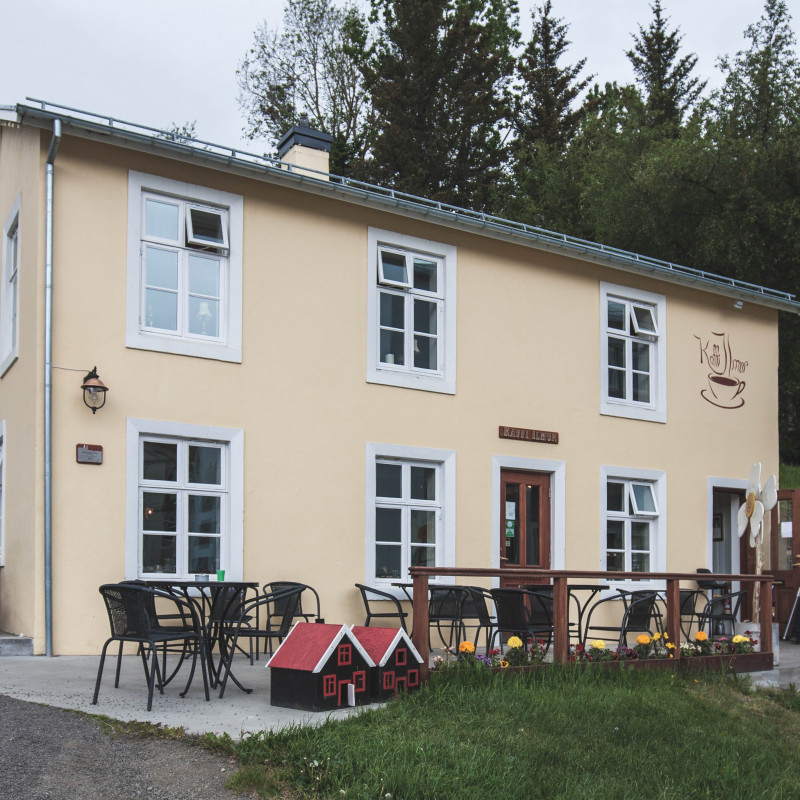 Ein gelbes Haus mit einem Café.