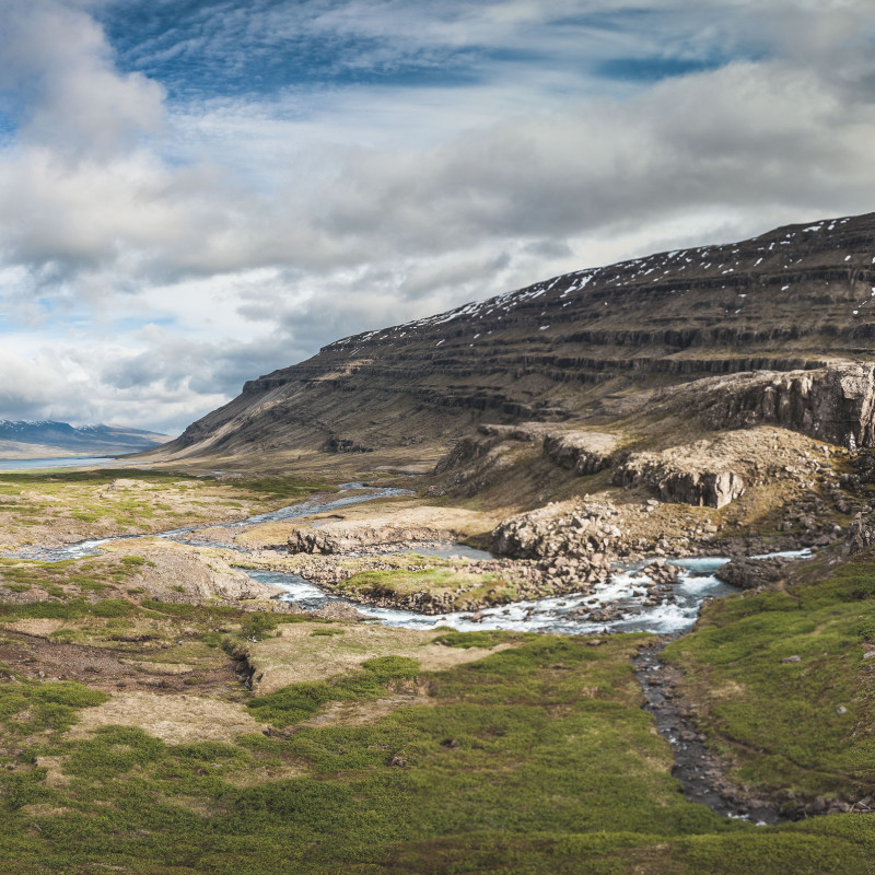 Panorama mit Wasserfall.