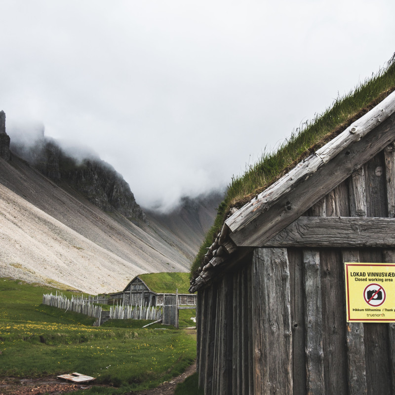 Holzhäuser eines nachgebauten Wikingerdorfes.