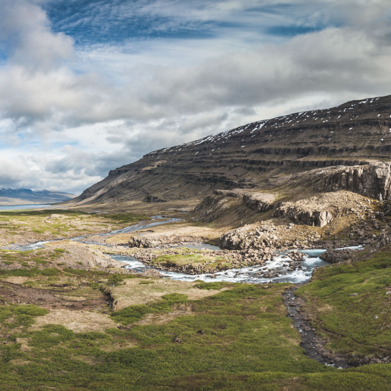 Panorama mit Wasserfall.