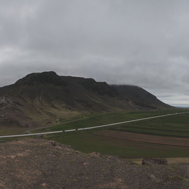 Panorama einer sich durch die Landschaft ziehenden Straße.