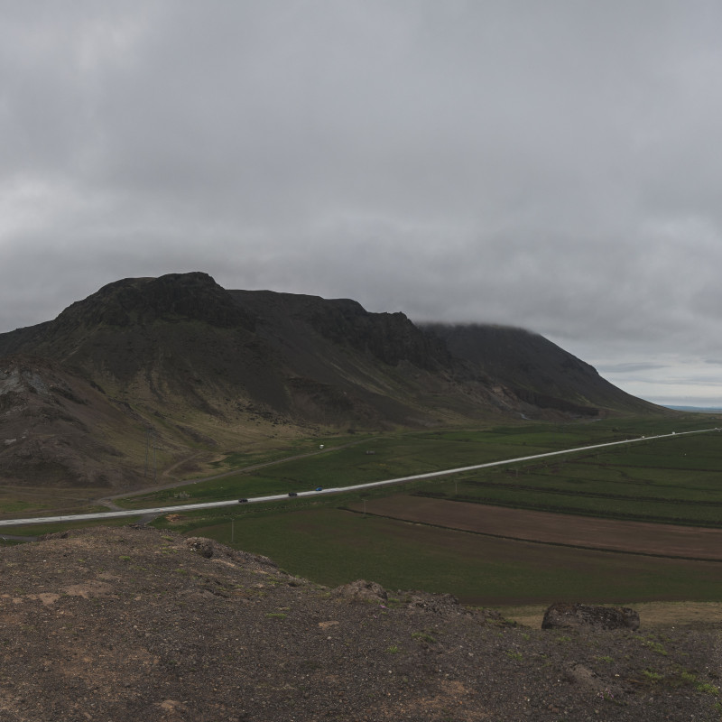 Panorama einer sich durch die Landschaft ziehenden Straße.