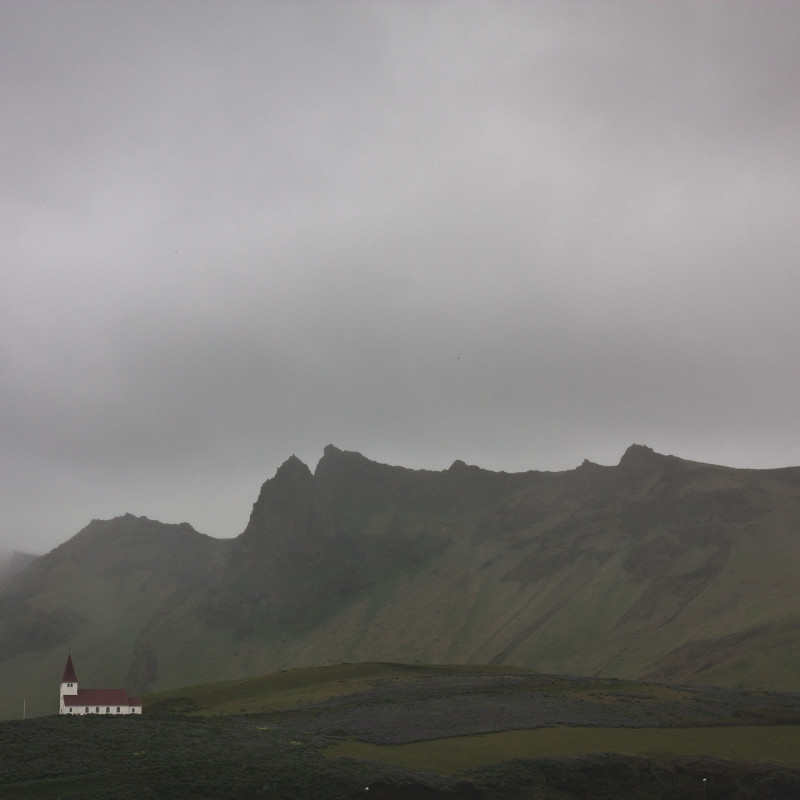 Graue Berge und eine Kirche.