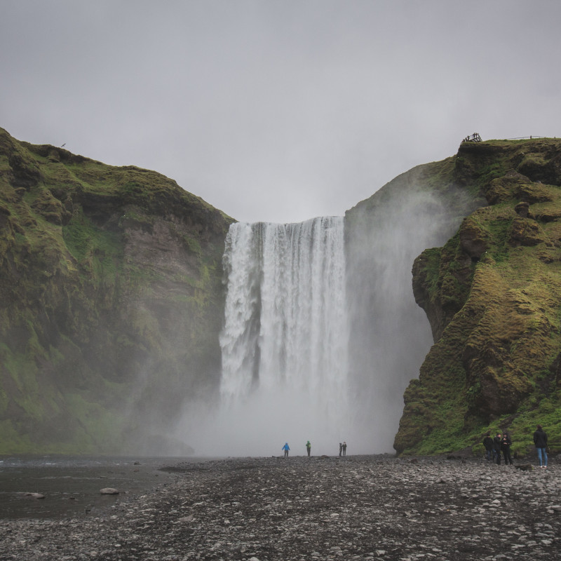 Der Wasserfall Skógafoss.