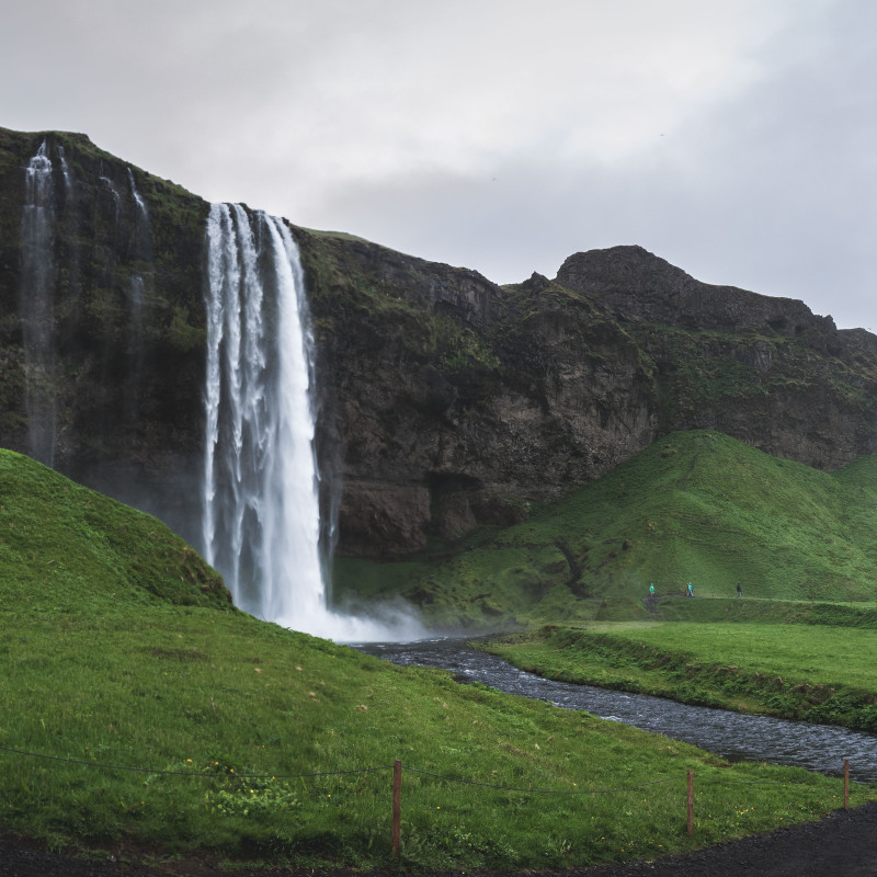 Wasserfall "Seljalandsfoss" und eine kleine Holzbrücke.