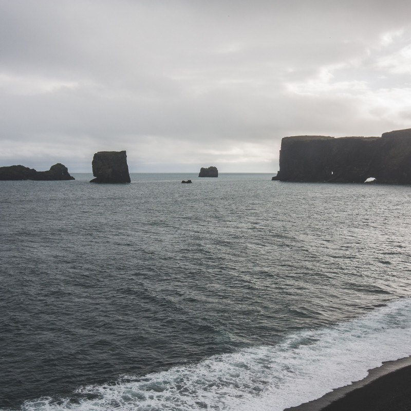 Meer mit Felsen darin.