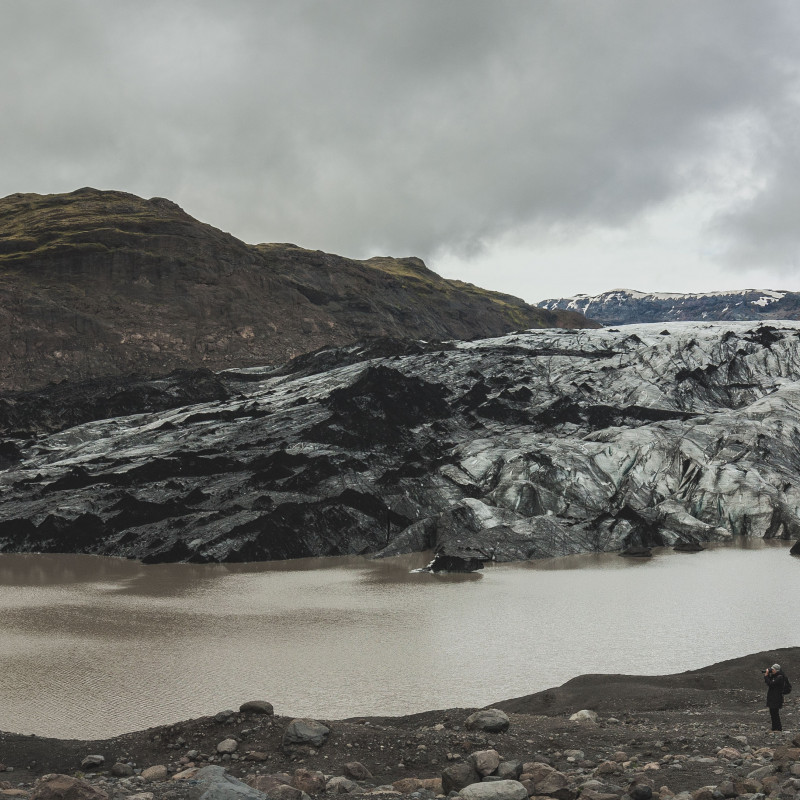 Panorama eines Gletschers hinter einem See.