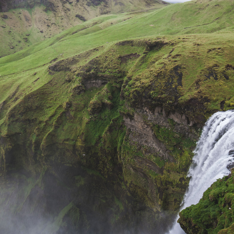 Blick über den Abgrund des Wasserfalls.