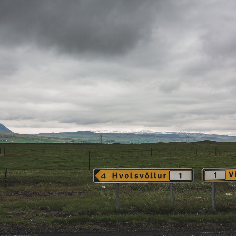 Straßenschilder vor weiter Landschaft.