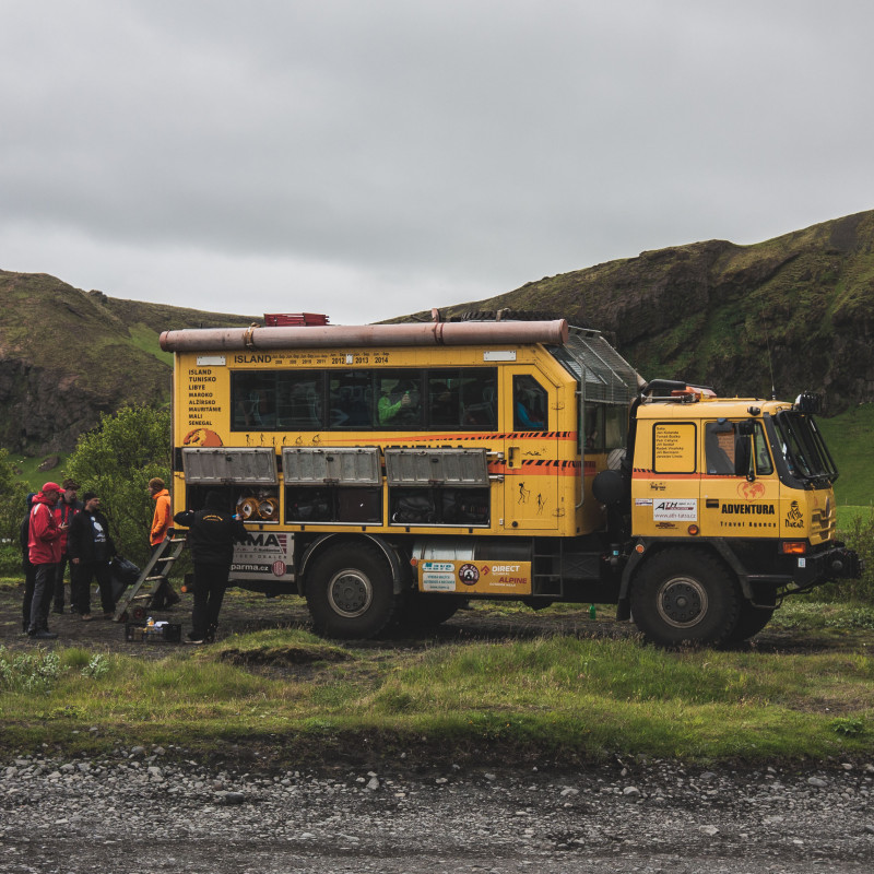Ein gelber Expeditions-LKW.