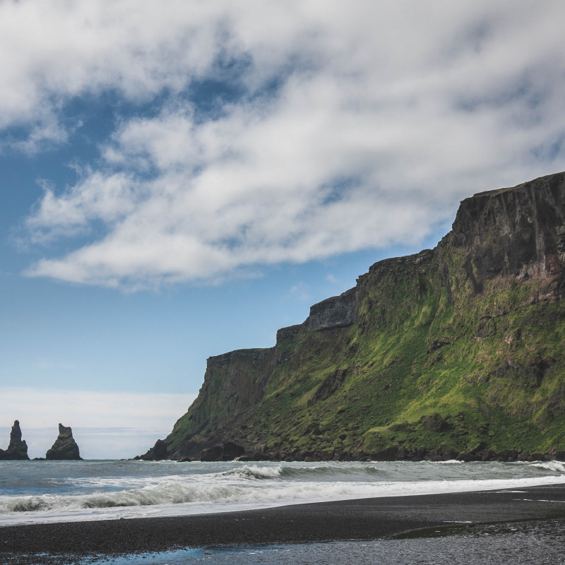 Die Klippen von Vik mit den drei aus dem Meer ragenden Felsen.