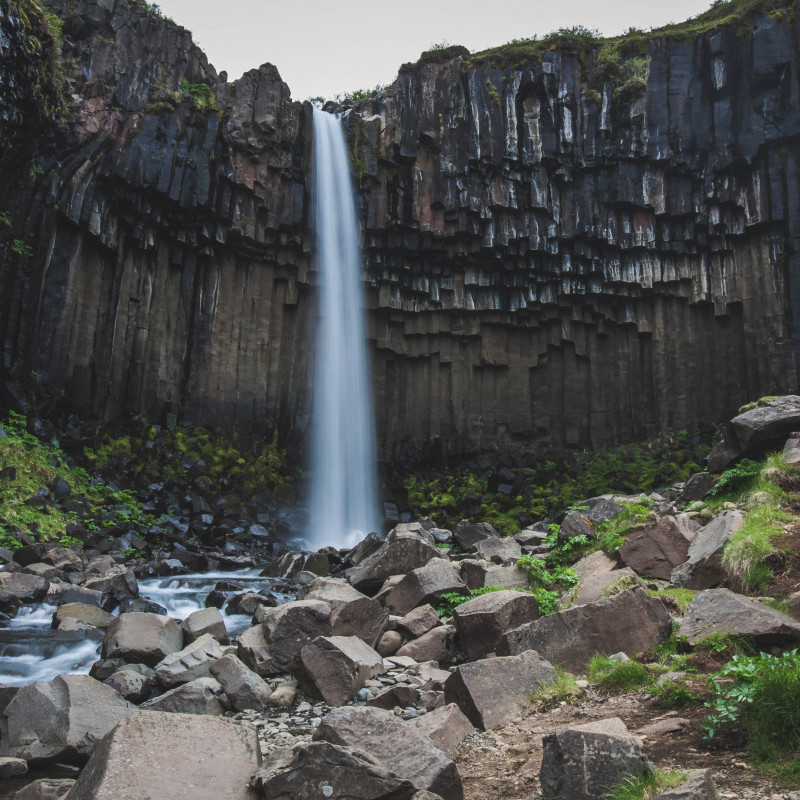 Langzeitbelichtung des Wasserfalls.