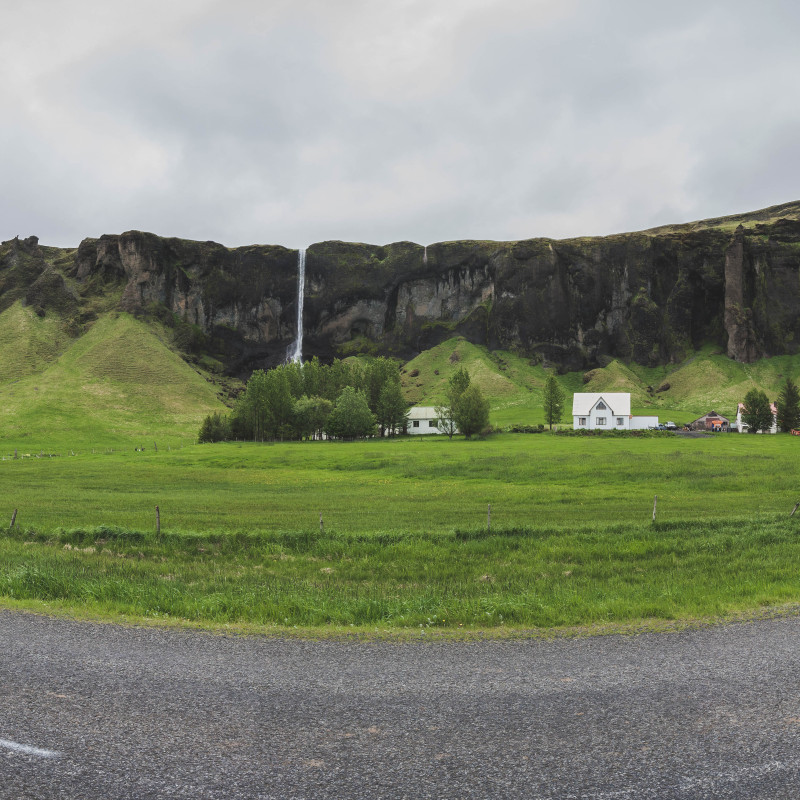 Panorama-Bild der Straße mit einer kleinen Siedlung im Hintergrund.