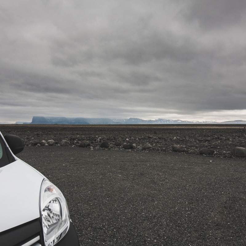 Endlose Weite in Island, im Vordergrund ein Campervan.