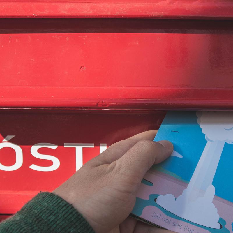 Postkarten werden eingeworfen.