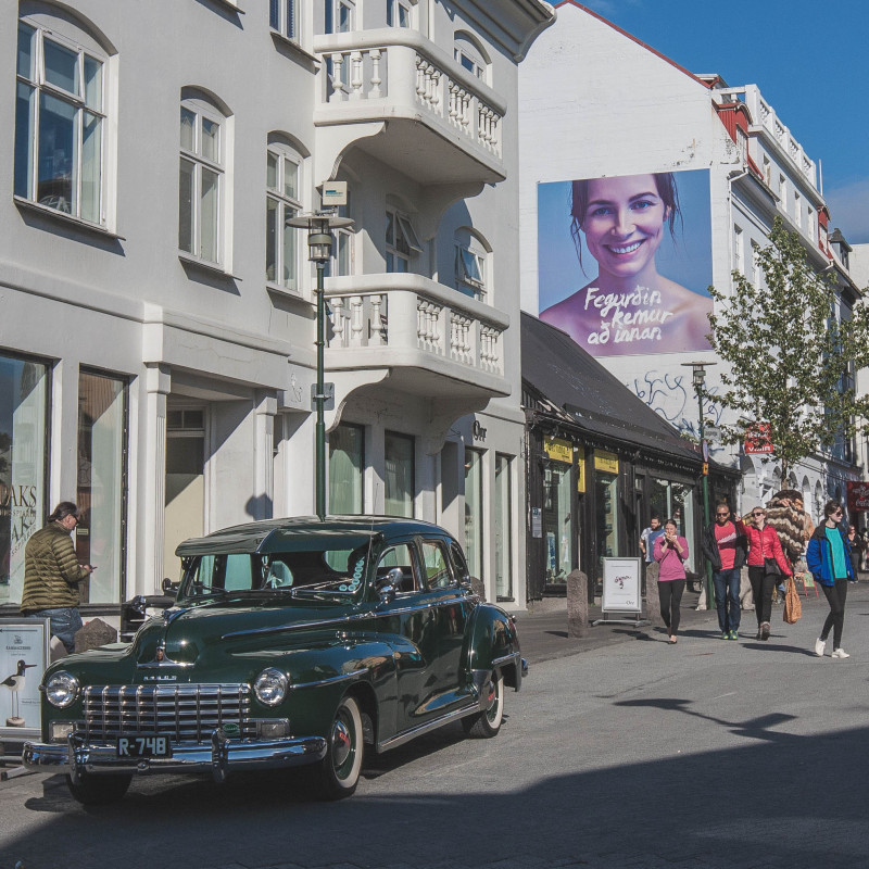 Ein sehr altes Auto in der Innenstadt von Reykjavík.