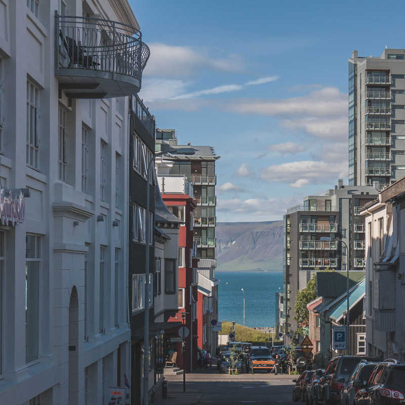 Blick auf die Bucht, die Straße entlang.