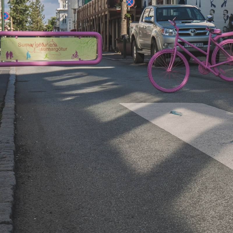 Eine rosafarbene Absperrung die aus einem alten Fahrrad gebaut wurde.