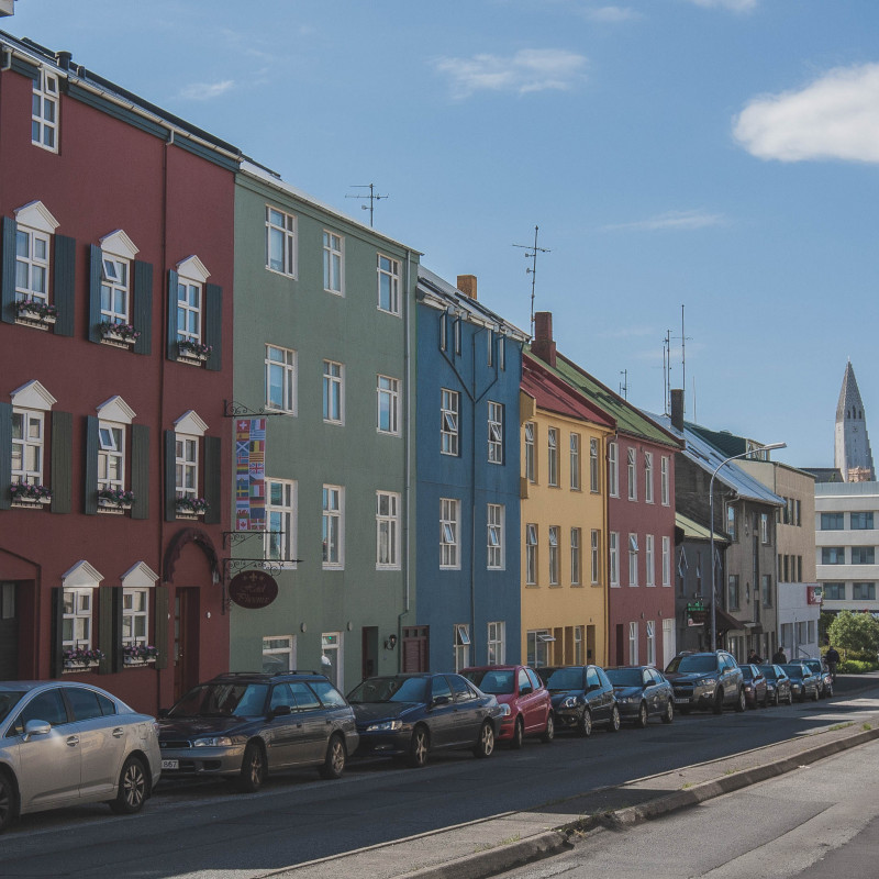 Bunte Häuser an einer Straße in Reykjavík.