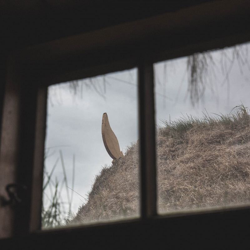 Ein Dachgiebel, gesehen durch ein Fenster.